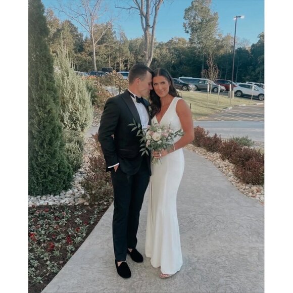 DRESS THE POPULATION Sandra Plunge Crepe Trumpet Gown in Off White Size Medium - Picture 2 of 15